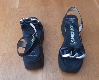 Sandalias Wonders negras plataforma
