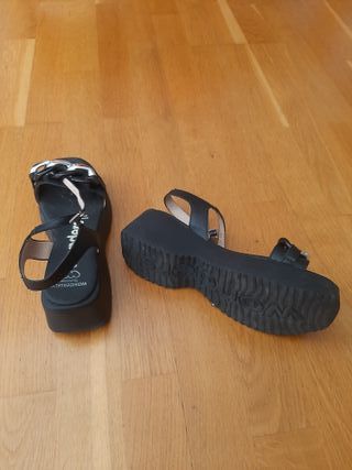 Sandalias Wonders negras plataforma