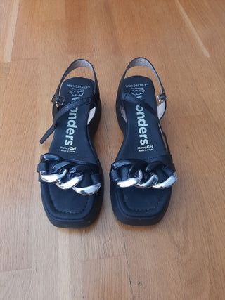 Sandalias Wonders negras plataforma