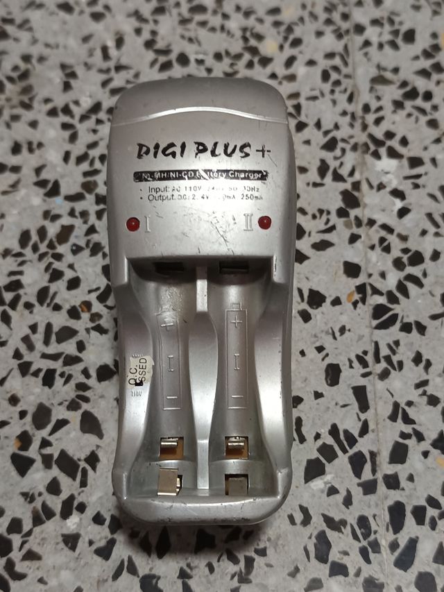 Cargador DIGI PLUS+ pilas AA/AAA