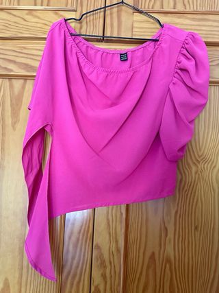 Top fucsia hombro descubierto ￼￼