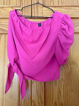 Top fucsia hombro descubierto ￼￼