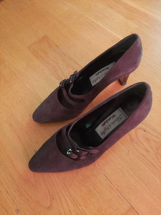 Zapatos de ante negros.