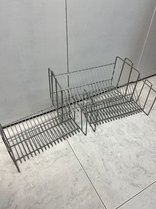 Estante metálico para CDs - 3 niveles