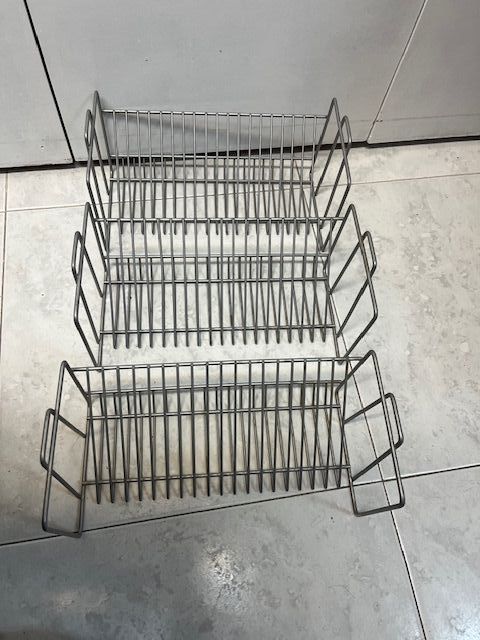 Estante metálico para CDs - 3 niveles