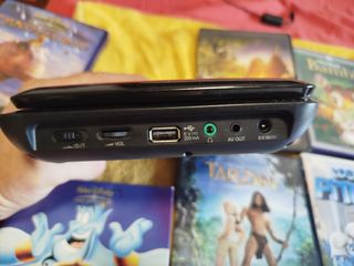 DVD Portátil LG + 13 Películas dibujos animados