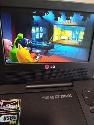 DVD Portátil LG + 13 Películas dibujos animados