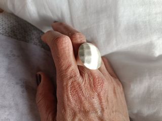 Anillo plateado grande redondo 