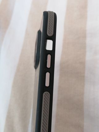 Funda de carga inalámbrica color negra iPhone 13
