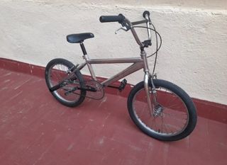BMX con cuadro de acero, acabado
cromado.
