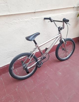 BMX con cuadro de acero, acabado
cromado.
