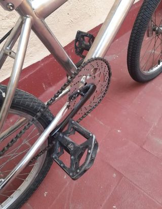 BMX con cuadro de acero, acabado
cromado.