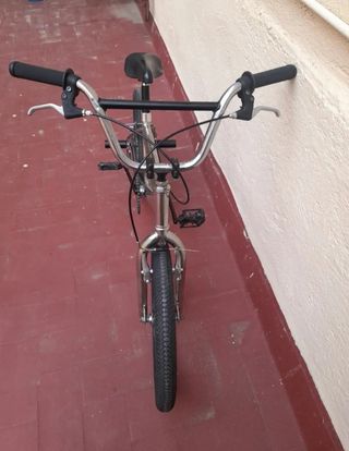 BMX con cuadro de acero, acabado
cromado.