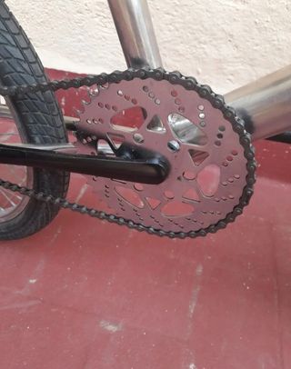 BMX con cuadro de acero, acabado
cromado.