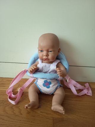 Muñeca bebé con mochila portabebés Como Nueva
