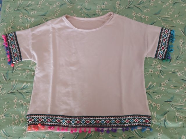 Camiseta rosa con flecos