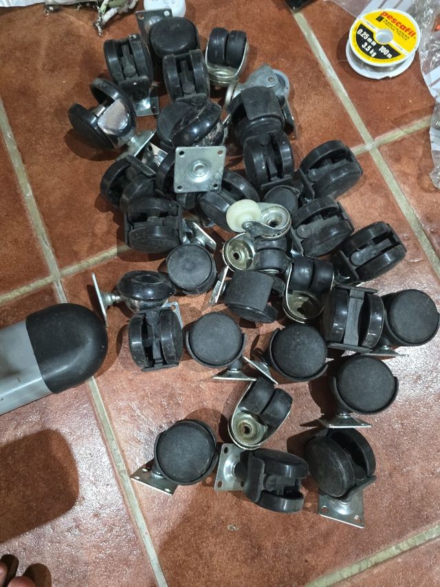 34 Ruedas giratorias muebles