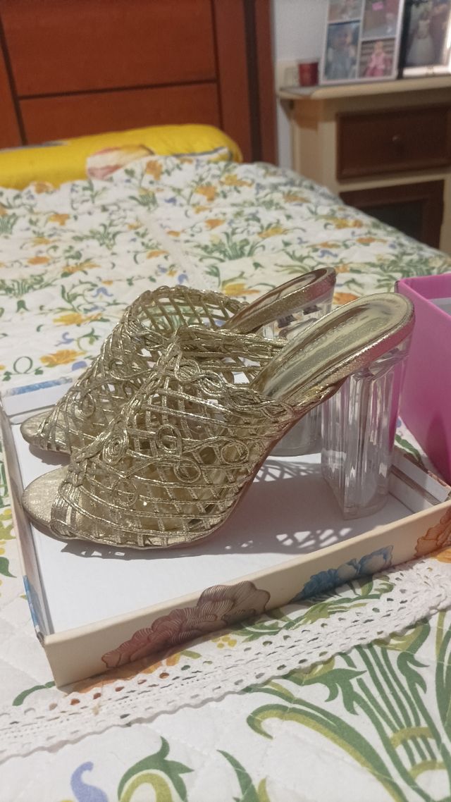 Sandalias doradas tacón alto