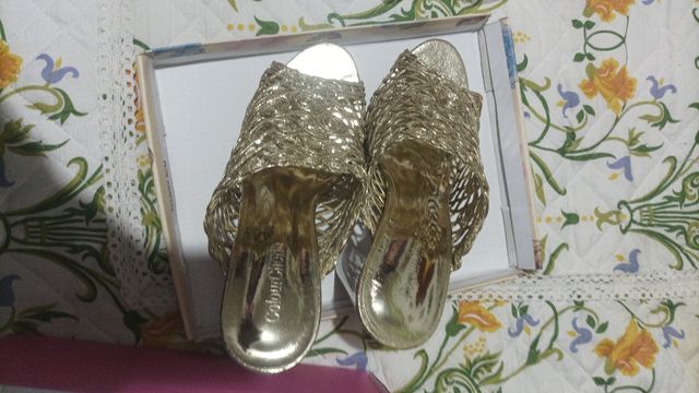 Sandalias doradas tacón alto