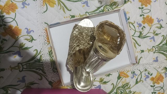 Sandalias doradas tacón alto