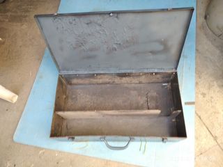 Scatola in metallo, cassetto, baule.