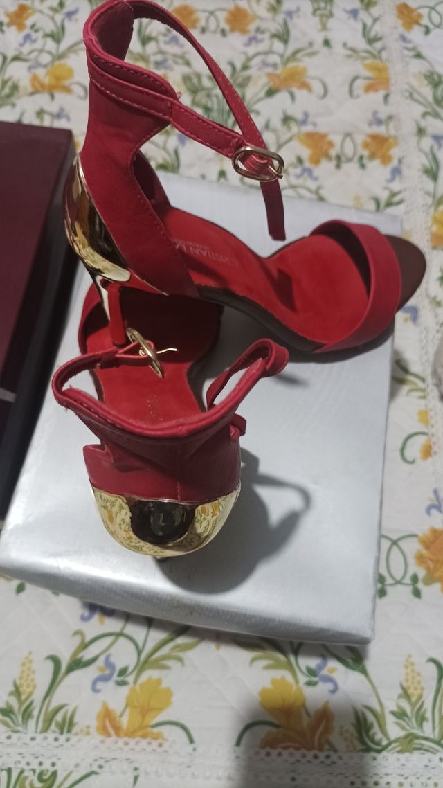 Sandalias rojas con dorado