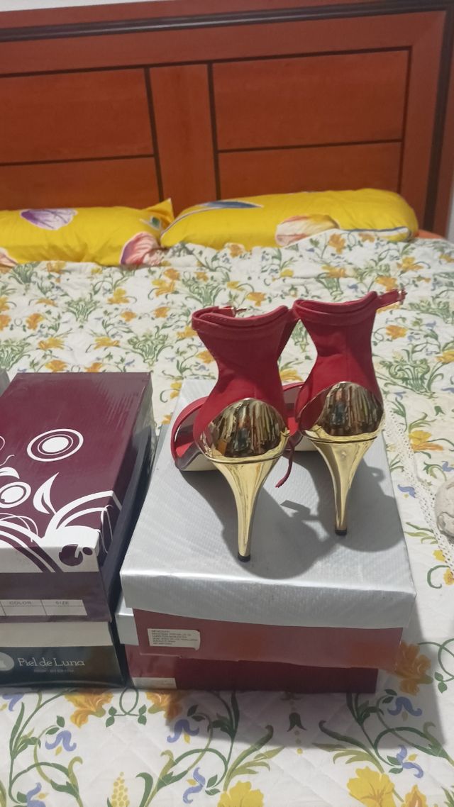 Sandalias rojas con dorado