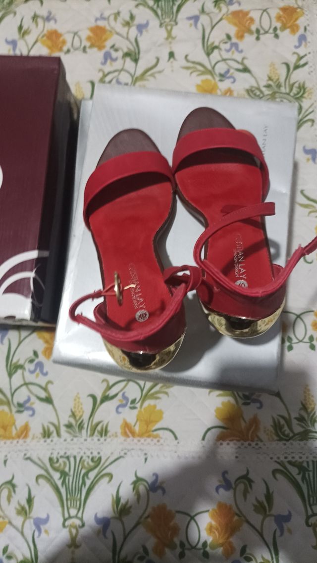 Sandalias rojas con dorado