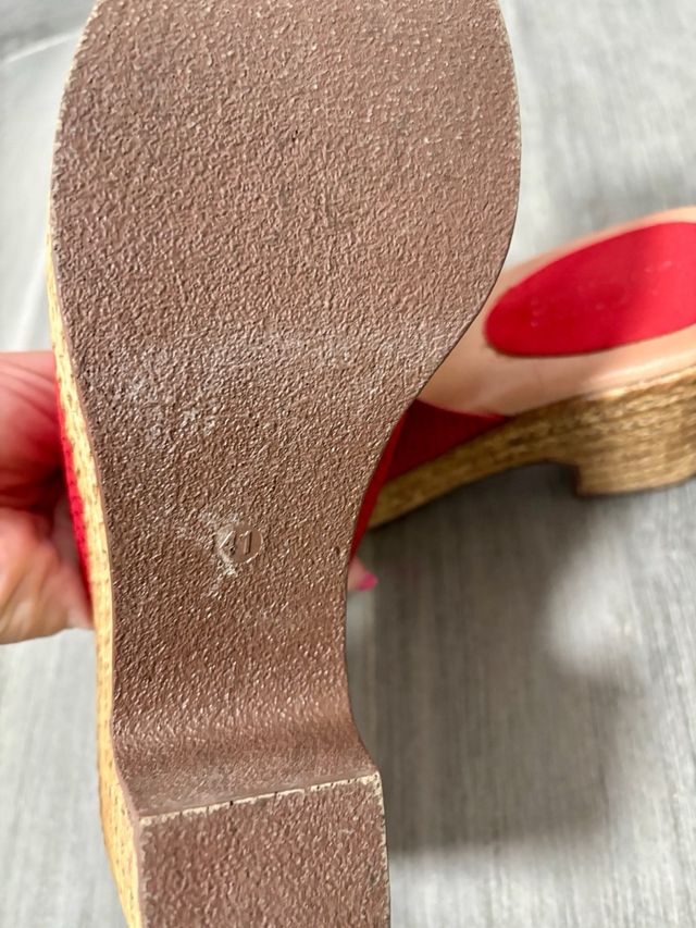 Sandalias rojas tacón cuña.
