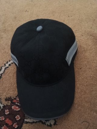 Gorra Gucci negra y plata