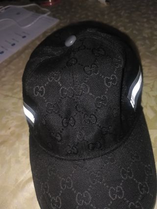 Gorra Gucci negra y plata