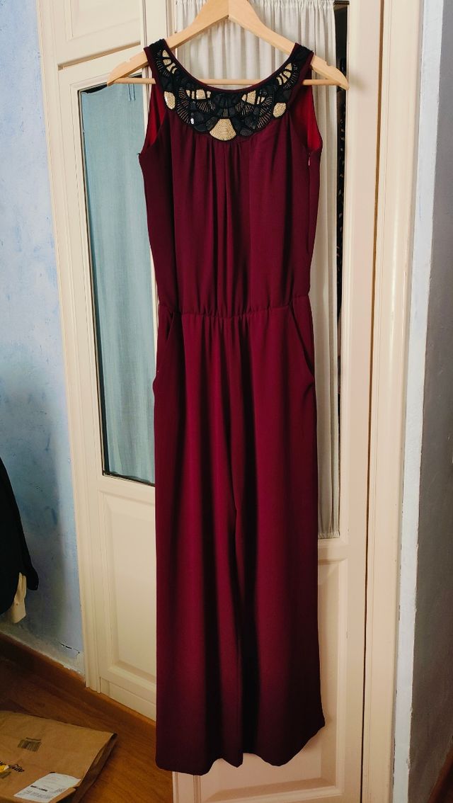 Mono burdeos pedrería - elegante