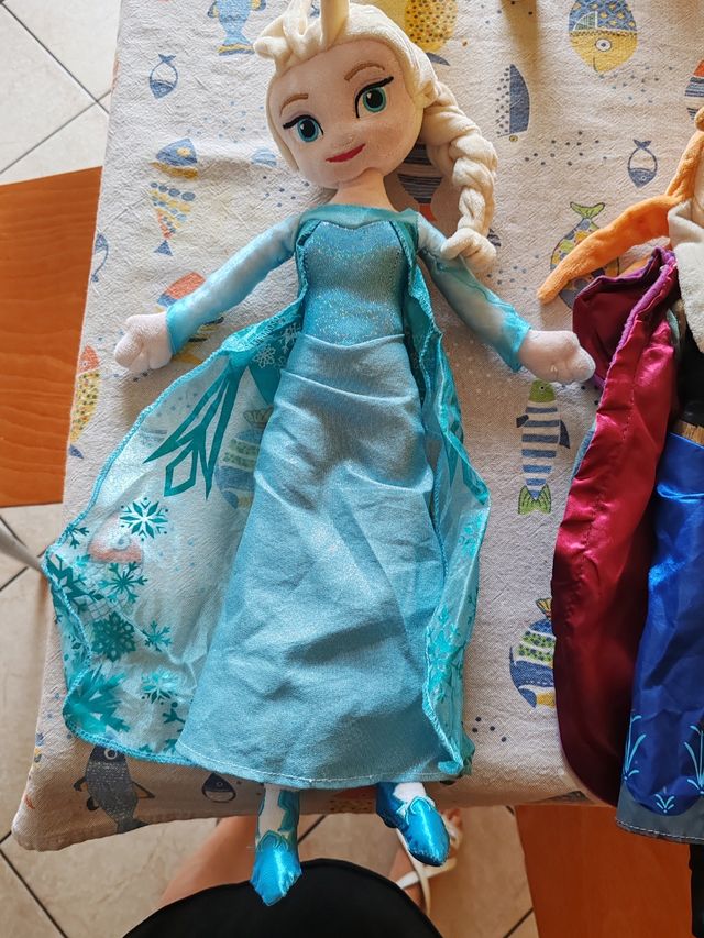 Bambole in tessuto Frozen e Anna.