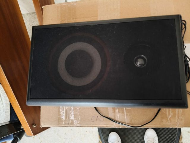 Altavoces negros música ambiente en madera