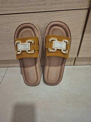 Sandalias planas doradas marrones