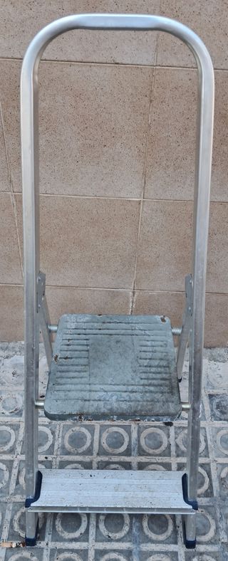 ESCALERA PLEGABLE PEQUEÑA 