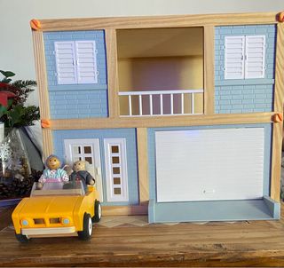 Casa madera+coche+muñecos