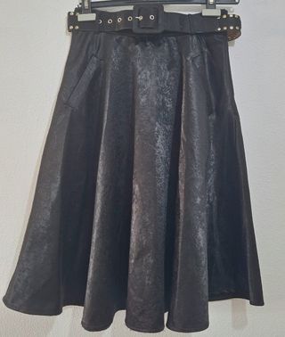 Falda midi negra c/cinturón