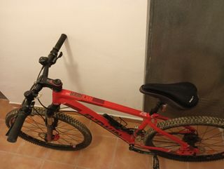 Bicicleta montaña Rockrider 540 roja y accesorios