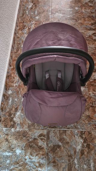 Silla coche bebé y mochila porta bebé.
