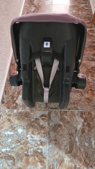 Silla coche bebé y mochila porta bebé.
