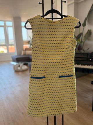 Vestido corto amarillo estampado