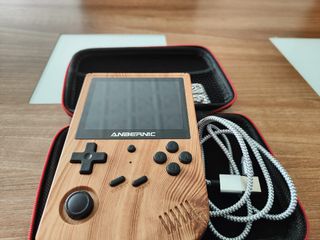 Consola retro Ambernic efecto madera