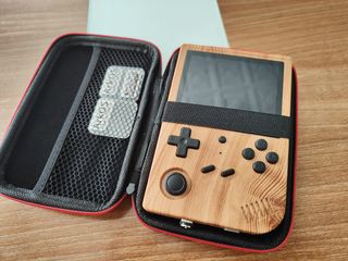 Consola retro Ambernic efecto madera