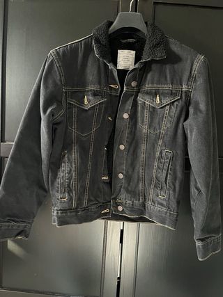Chaqueta vaquera Pull&Bear negra de borrego