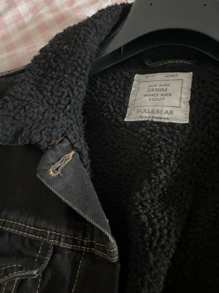 Chaqueta vaquera Pull&Bear negra de borrego