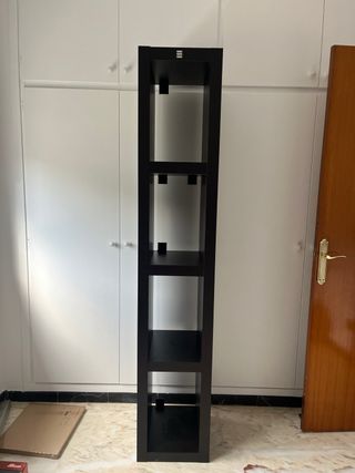 Estantería negra, marron muy oscuro de madera