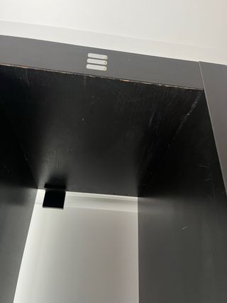 Estantería negra, marron muy oscuro de madera