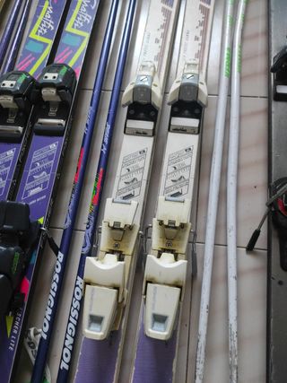 4 Esquís clásicos Atomic, Fischer y Rossignol