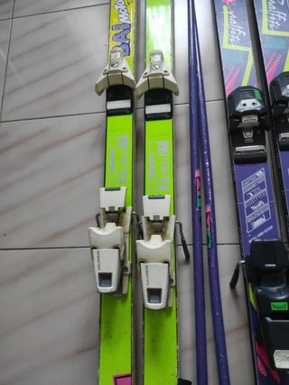 4 Esquís clásicos Atomic, Fischer y Rossignol